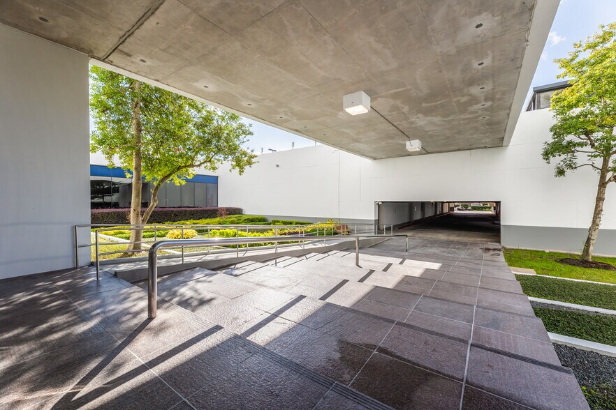 More Photos Of 6500 West Loop South, Bellaire Medical For Lease