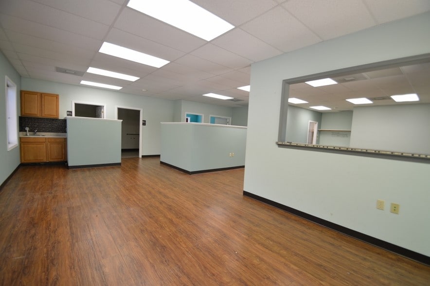 More Photos Of 161 Prosperity Dr, Winchester Showroom For Lease