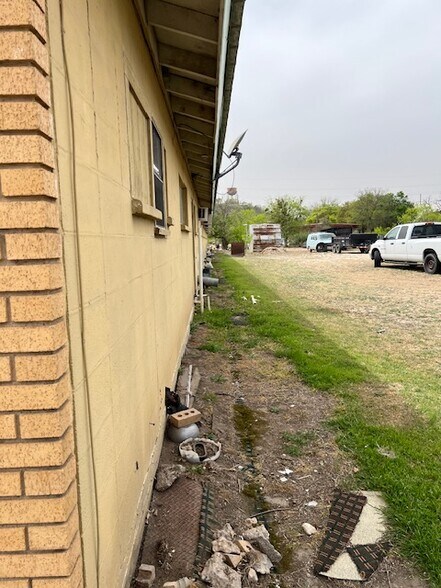 More Photos Of 208 S Ellis St, Menard Hotel For Sale