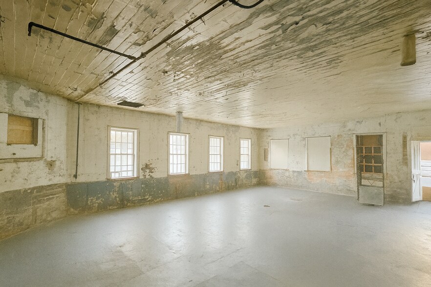 More Photos Of 12830 Lake Blvd, Lindstrom Freestanding For Lease