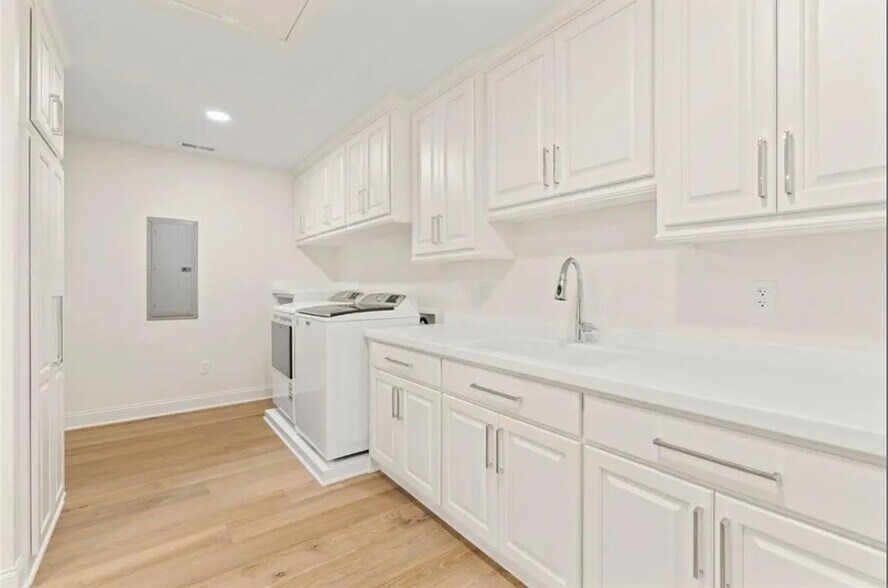 More Photos Of 1805 S 8th Ave E, Newton Specialty For Sale