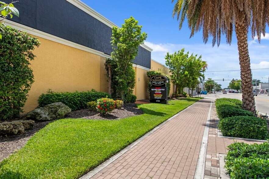 More Photos Of 4725 Vincennes Blvd, Cape Coral Restaurant For Sale