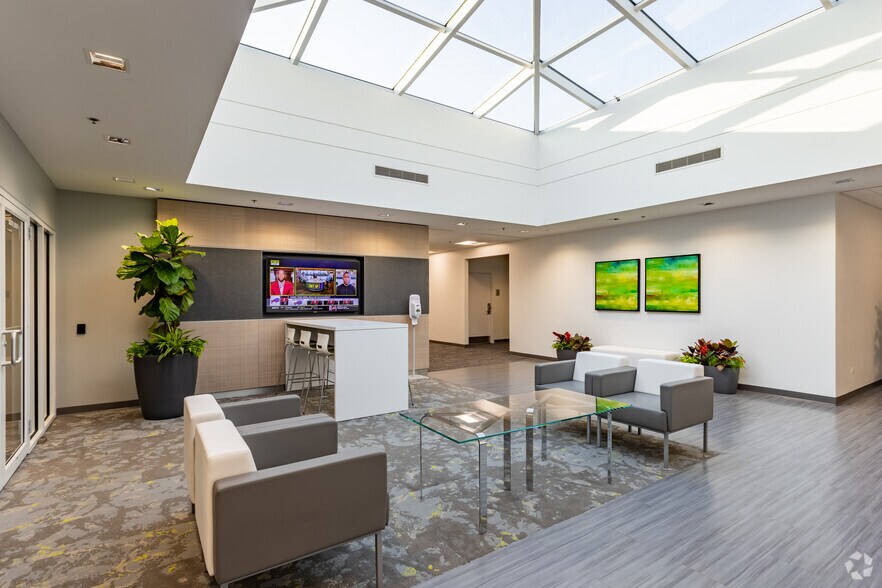 More Photos Of 935 National Pky, Schaumburg Office For Lease