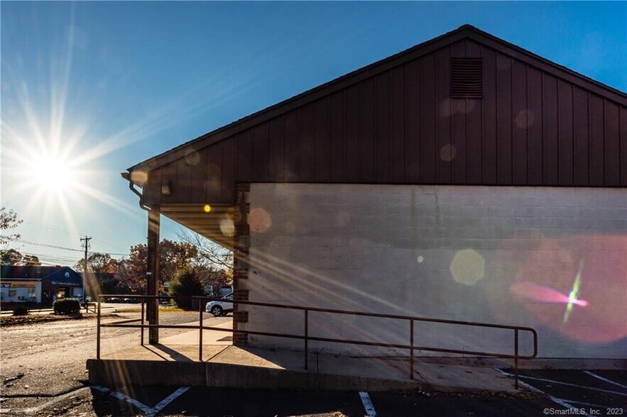 More Photos Of 448 Spring St, Windsor Locks Freestanding For Lease