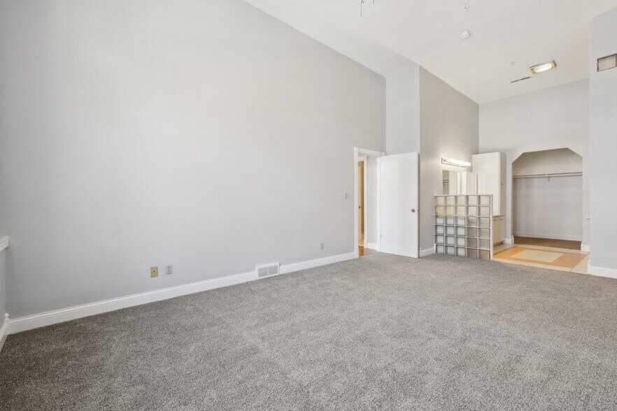 More Photos Of 626-632 Sycamore St, Waterloo Storefront Retail Office For Sale