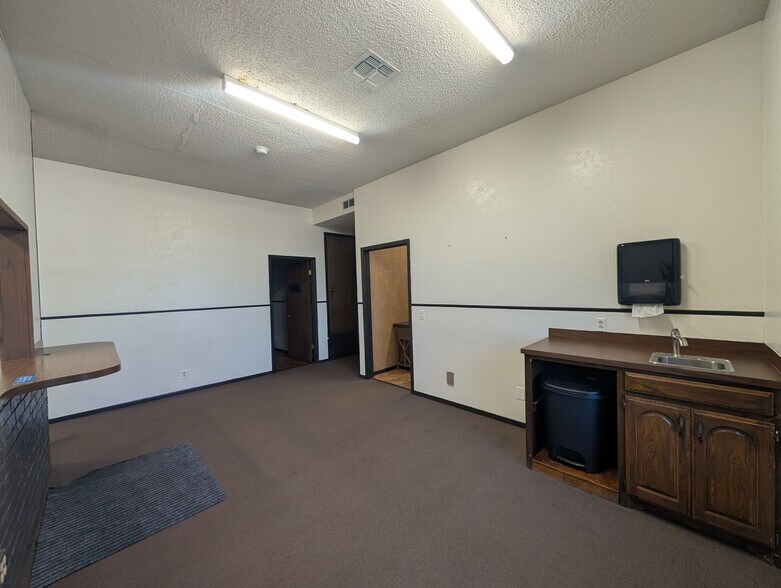 More Photos Of 902 W Kramer Rd, Burkburnett Flex For Sale