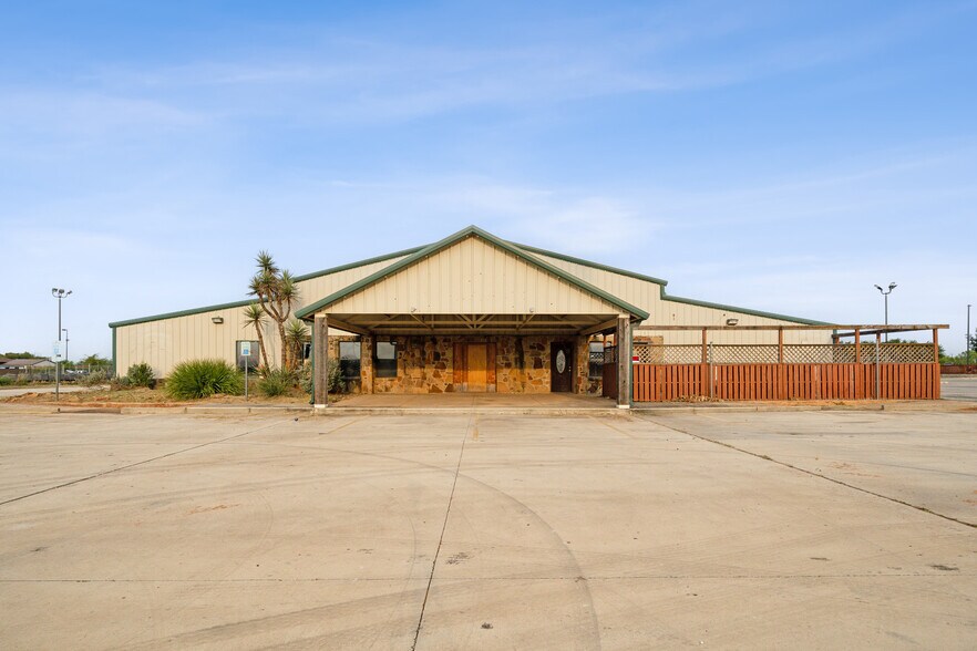 More Photos Of 410 S Interstate 35, Pearsall Storefront Retail Office For Lease