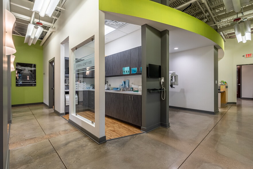 More Photos Of 3000 Woodcreek Dr, Downers Grove Office For Sale