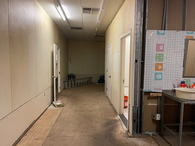 More Photos Of 6918 Myrtle Ave, Glendale Storefront For Lease