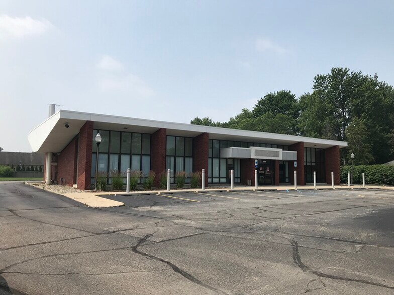 Primary Photo Of 3900 E 14 Mile Rd, Warren Bank For Sale