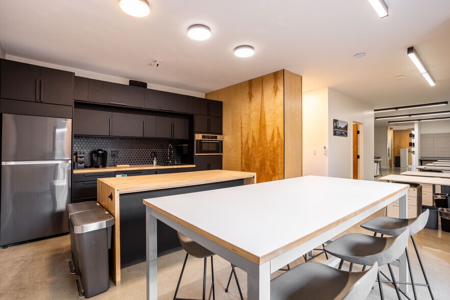 More Photos Of 12421 Venice Blvd, Los Angeles Loft Creative Space For Sale