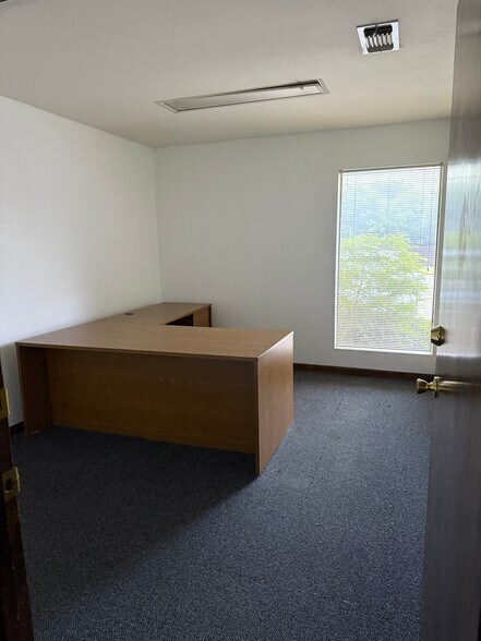 More Photos Of 907 N Granbury St, Cleburne Office For Lease