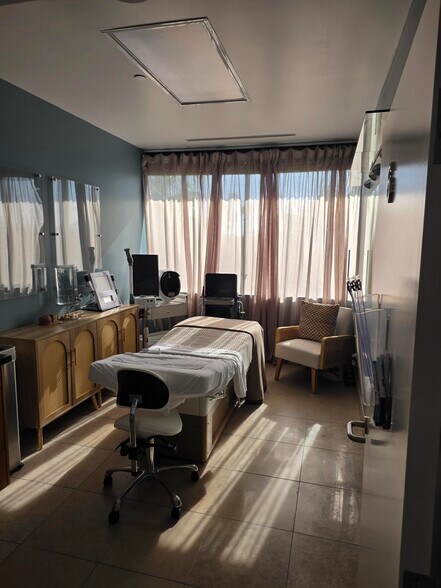More Photos Of 2121 E Coast Hwy, Newport Beach Medical For Lease