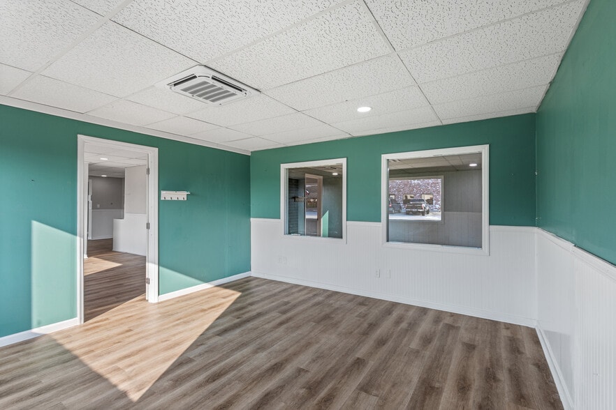 More Photos Of 900 Mulberry St, Loudon Freestanding For Lease