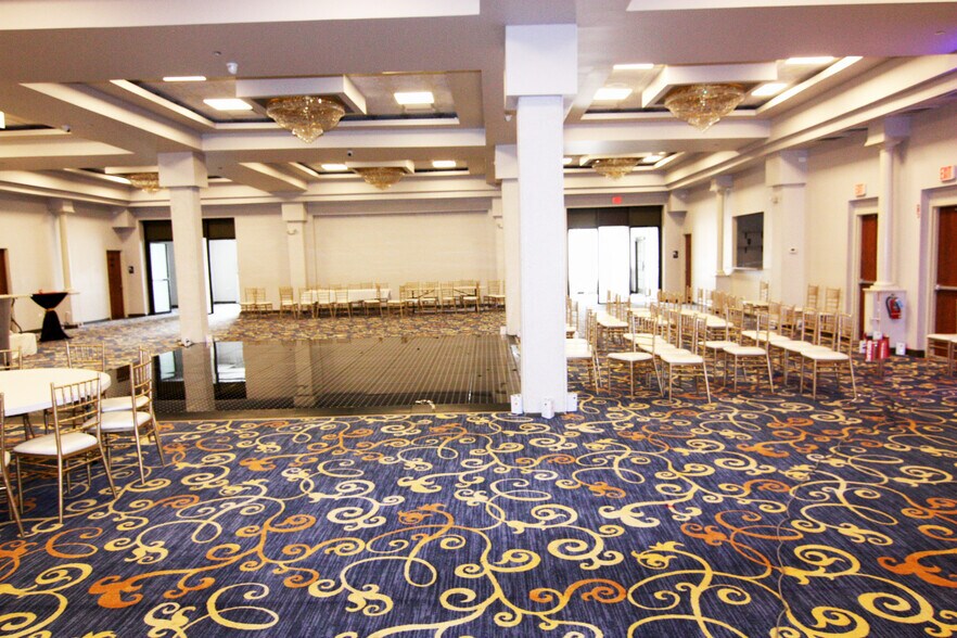 More Photos Of 1300 Irving Park Rd, Streamwood General Retail For Sale