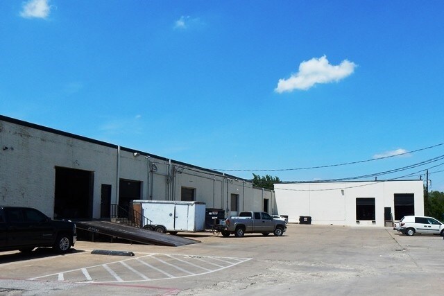 More Photos Of 3022-3032 Lincoln Ct, Garland Warehouse For Lease