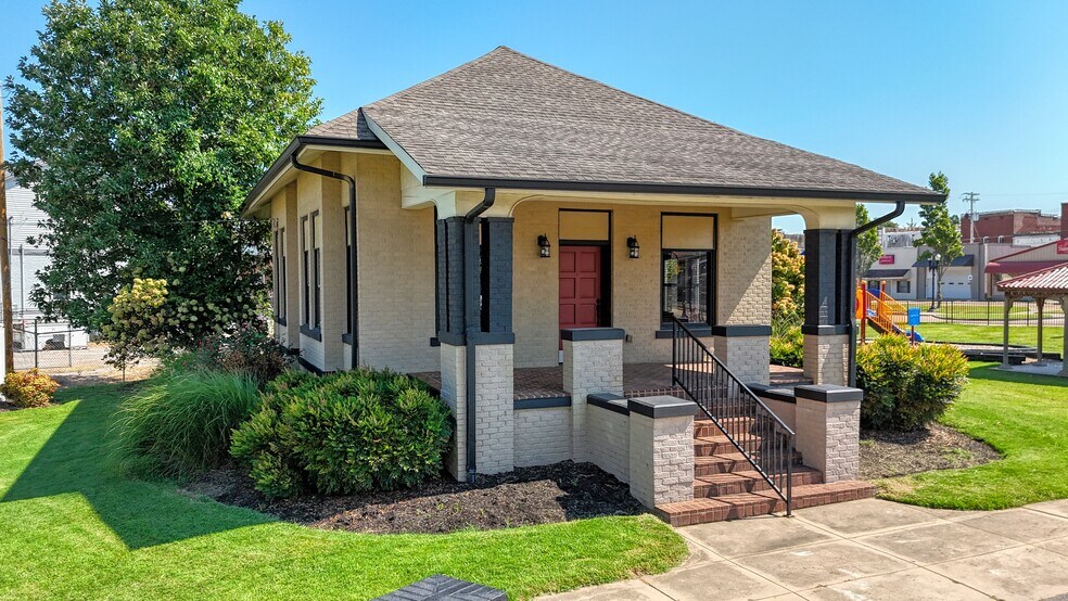 Primary Photo Of 512 Stonewall St N, McKenzie Office For Sale