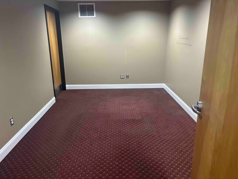 More Photos Of 1228 1st St N, Alabaster Office For Lease