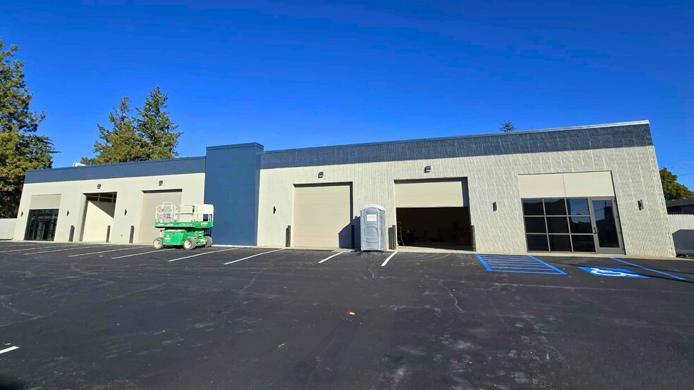 More Photos Of 21 N Skipworth Rd, Spokane Valley Showroom For Lease