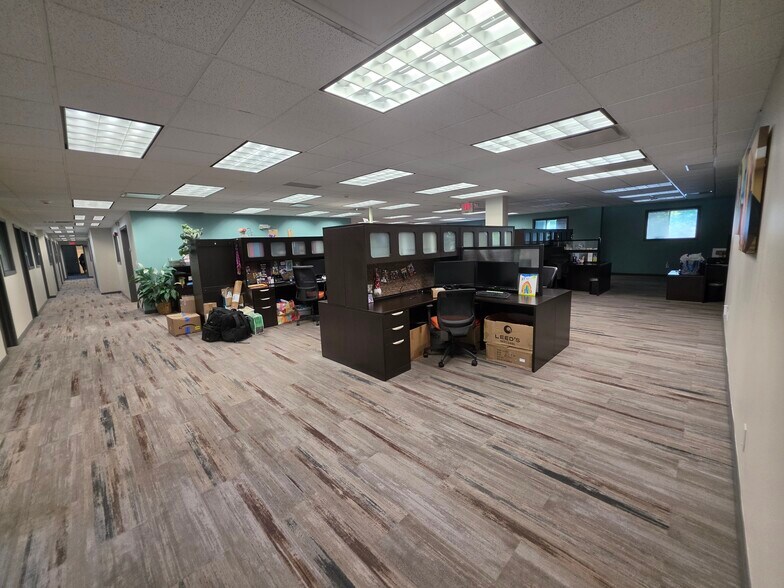More Photos Of 6610 N Shadeland Ave, Indianapolis Office For Sale