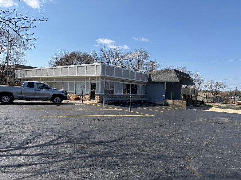 More Photos Of 164-166 N Gilbert St, South Elgin Freestanding For Lease
