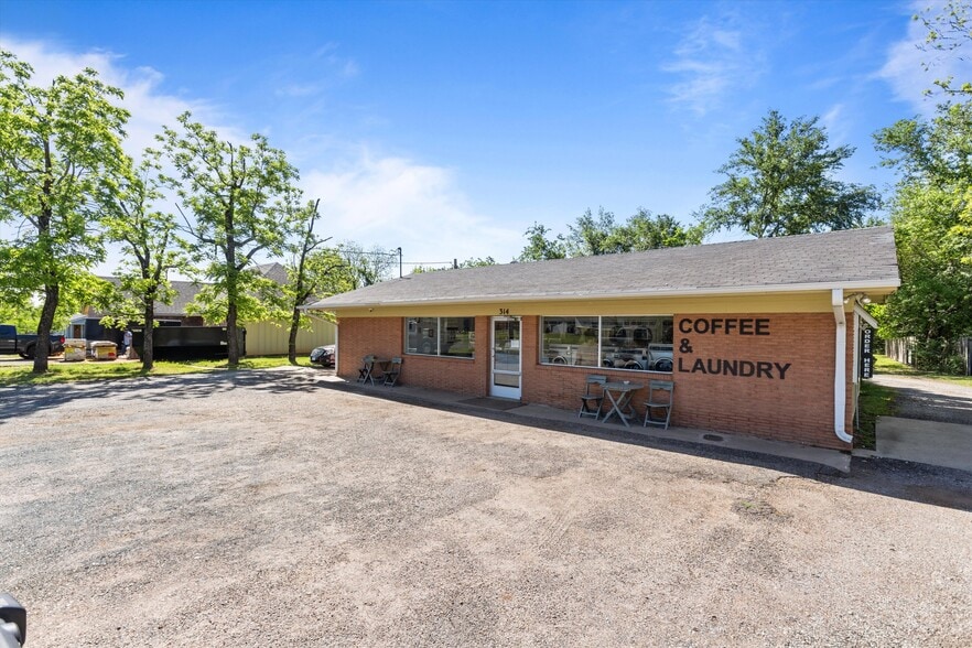 Primary Photo Of 314 E Pennsylvania Ave, Van General Retail For Sale