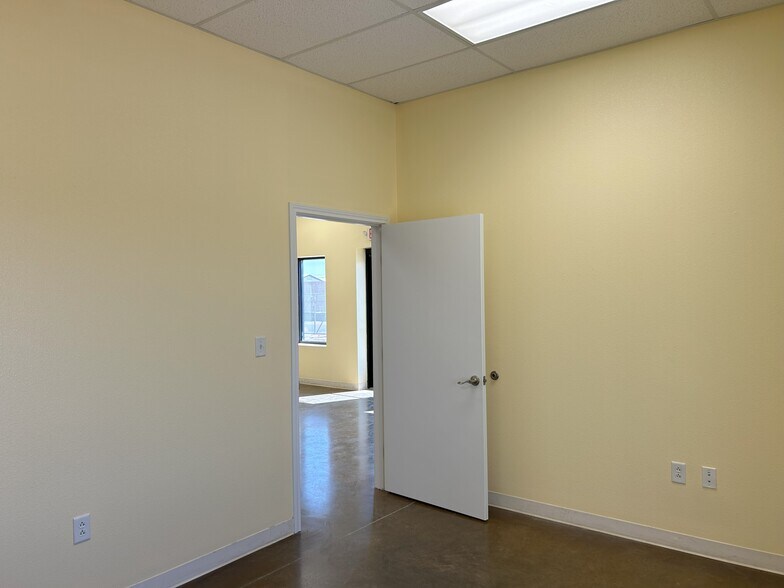 More Photos Of 1463 Oil Mill Rd, Pecos Warehouse For Lease