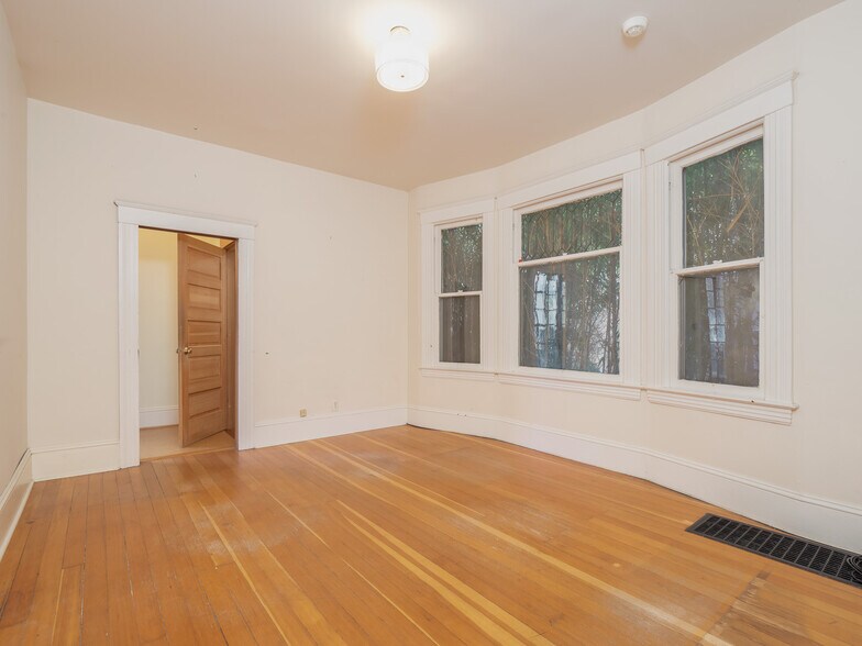 More Photos Of 317 NE Sacramento St, Portland Office For Sale