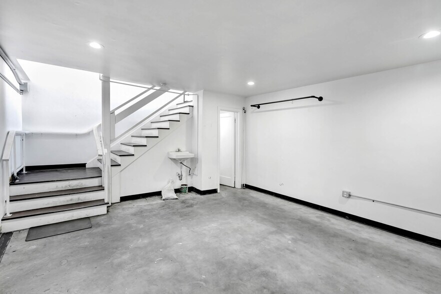 More Photos Of 212 N San Fernando Blvd, Burbank Storefront For Lease