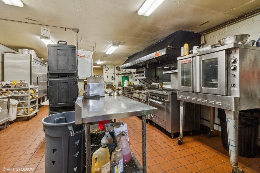 More Photos Of 309 E Walnut St, Oglesby Restaurant For Sale