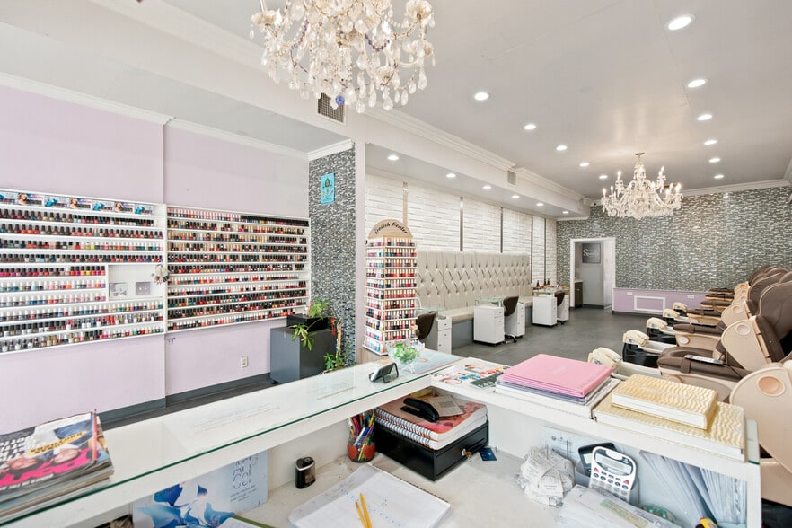 More Photos Of 11925-11927 Ventura Blvd, Studio City Storefront For Lease