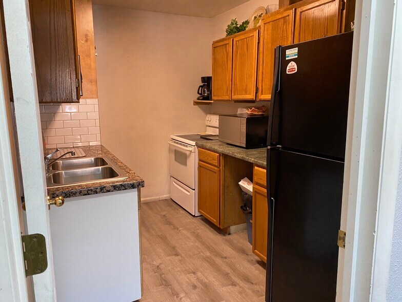More Photos Of 1455-1463 W Center St, Orem Showroom For Lease