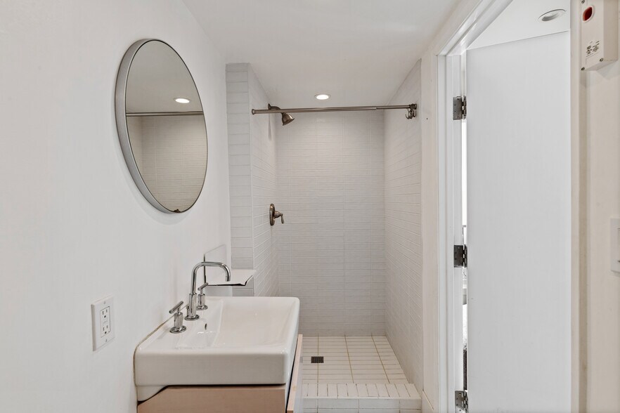 More Photos Of 1423 Abbot Kinney Blvd, Venice General Retail For Sale