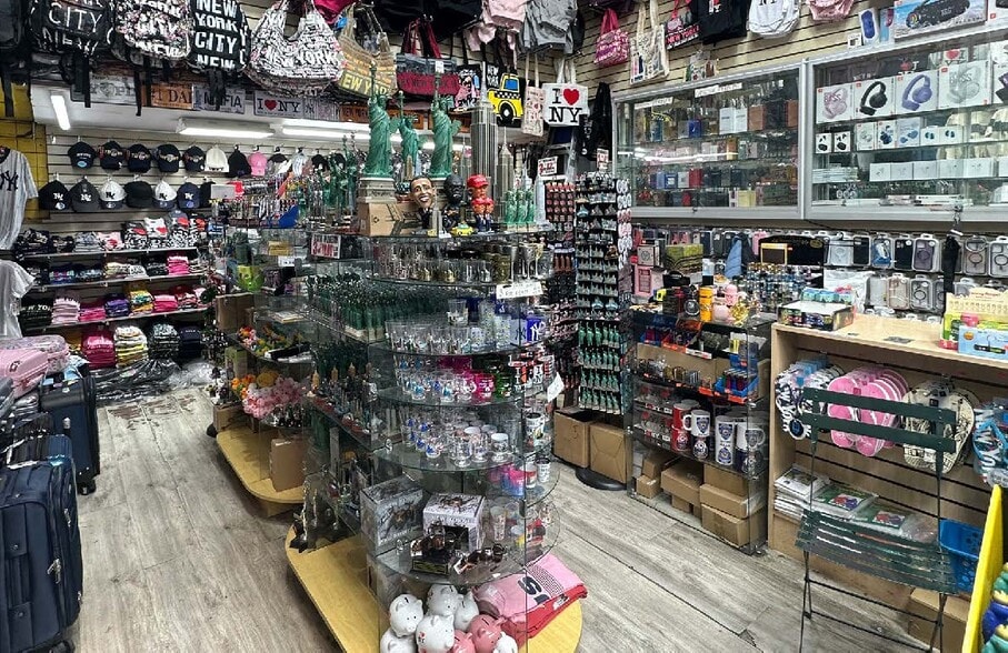 More Photos Of 485 7th Ave, New York Hotel For Lease