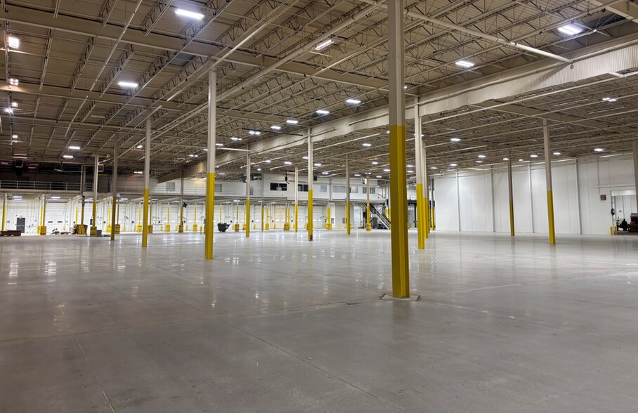 More Photos Of 6812 Corporate Dr, Indianapolis Warehouse For Sale