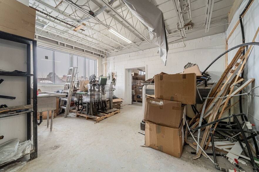 More Photos Of 8515 Av 9e, Montréal Light Manufacturing For Lease