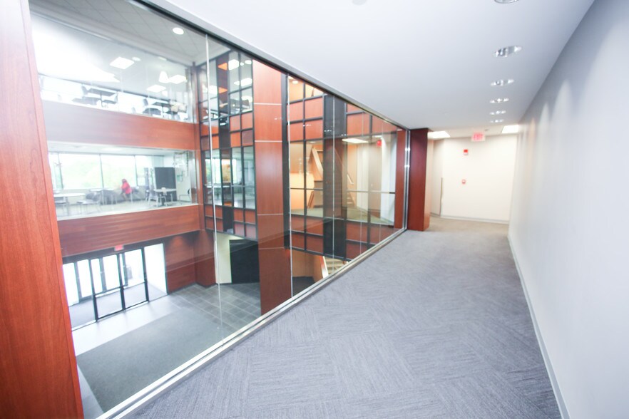 More Photos Of 4030 Vincennes Rd, Indianapolis Office For Lease