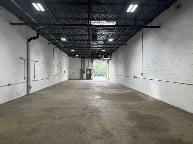 Primary Photo Of 1421-1431 Armour Blvd, Mundelein Warehouse For Lease