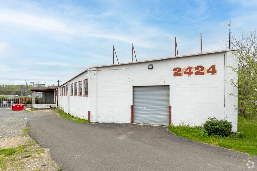 More Photos Of 2424 E State St, Hamilton Warehouse For Lease