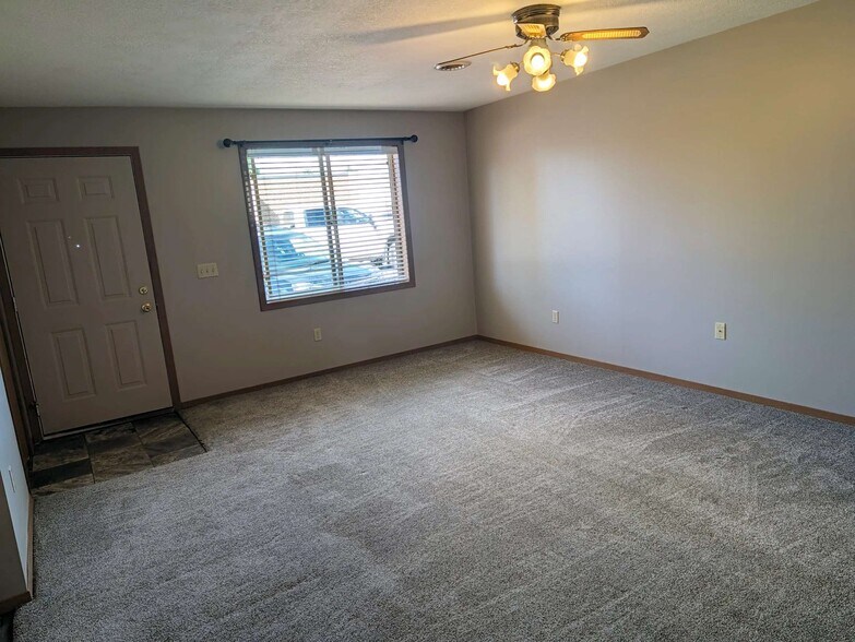 More Photos Of 412-418 2nd Ave, Canistota Apartments For Sale