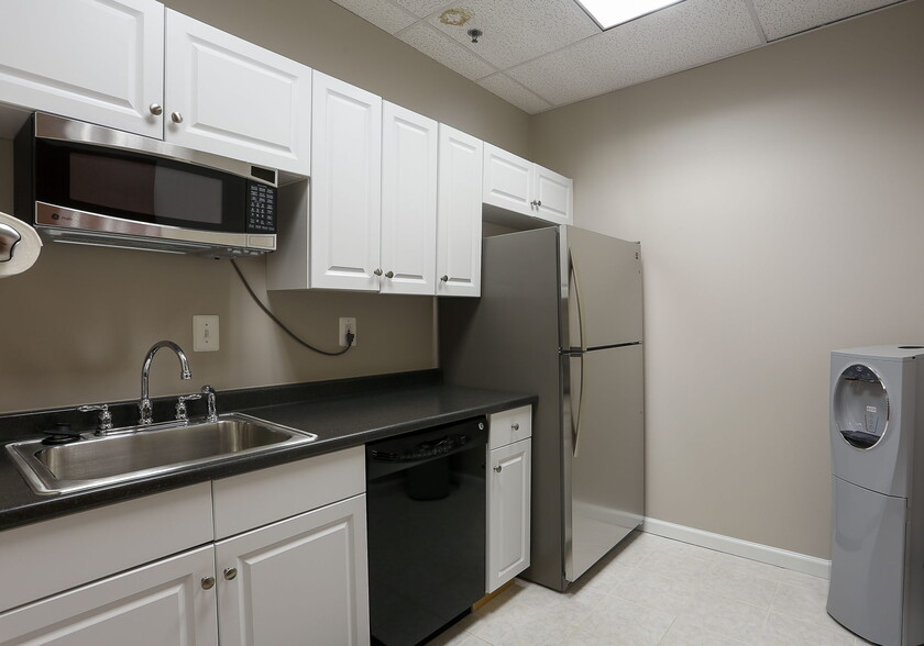 More Photos Of 19420 Golf Vista Plz, Leesburg Medical For Sale