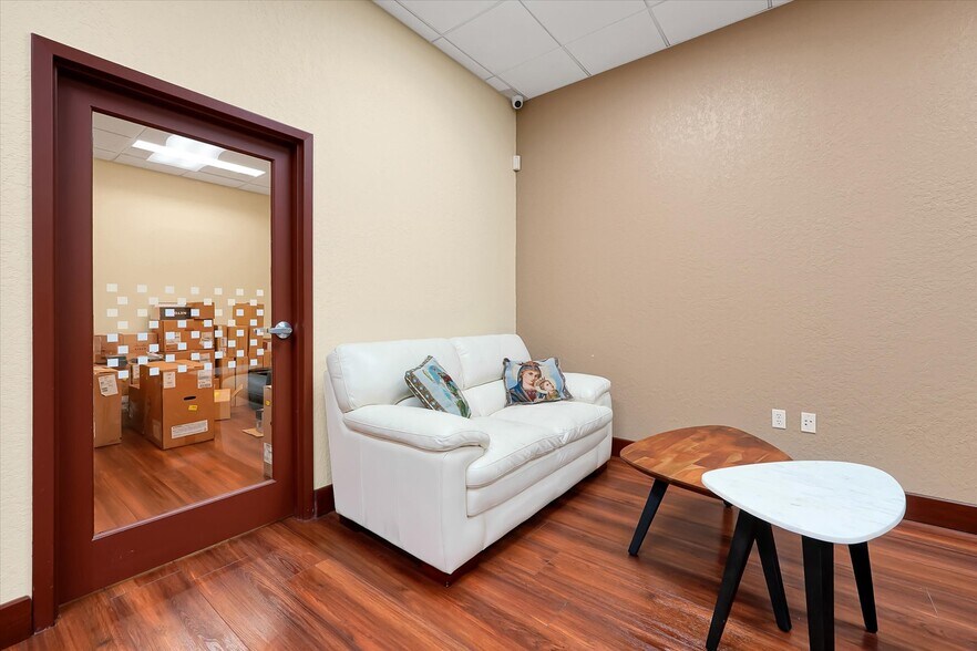 More Photos Of 8810 Commodity Cir, Orlando Showroom For Lease
