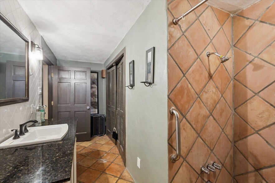 More Photos Of 614 Pine Gully Rd, Seabrook Apartments For Sale