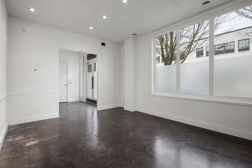More Photos Of 1632 NW Thurman St, Portland Showroom For Lease
