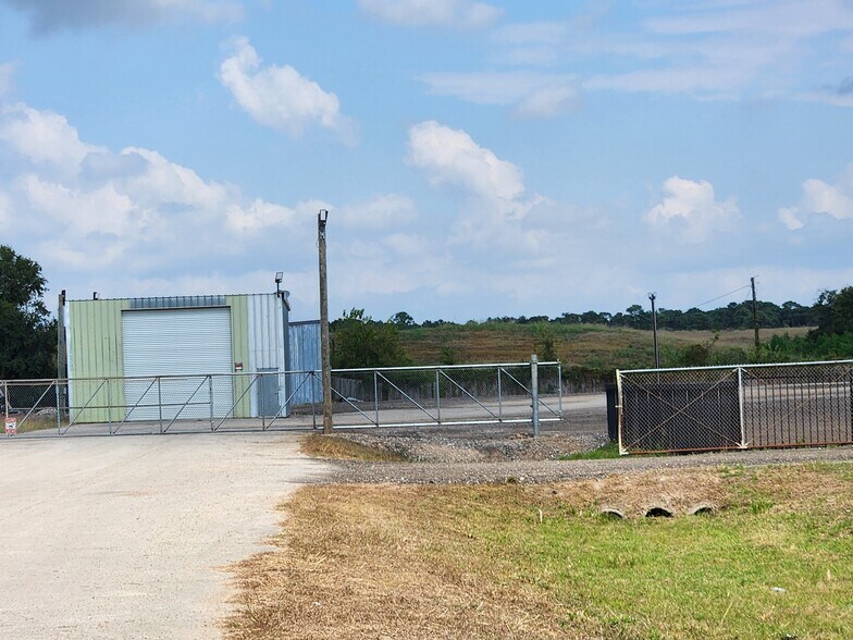 More Photos Of 8627 E Mt Houston Rd, Houston Warehouse For Lease