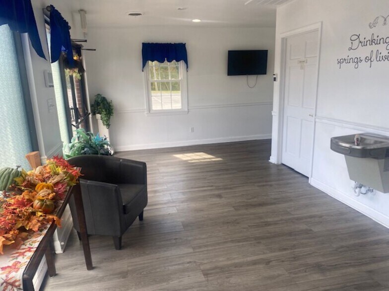 More Photos Of 109 Fontaine Dr, Ridgeway Funeral Home For Sale