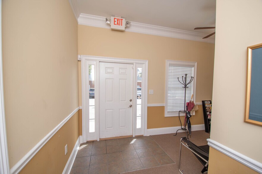More Photos Of 1011 Woodridge Ln, Watkinsville Office For Lease