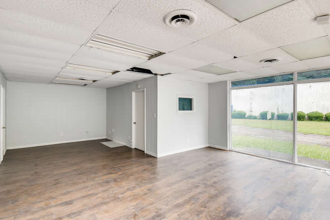 More Photos Of 973-979 Sheppard Rd, Stone Mountain Showroom For Sale