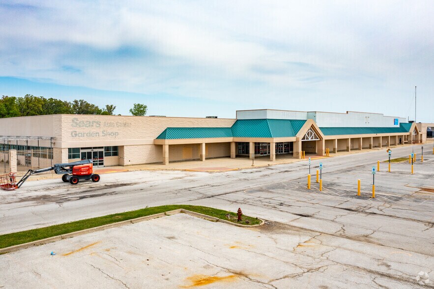More Photos Of 400 E Rollins Rd, Round Lake Beach General Retail For Lease