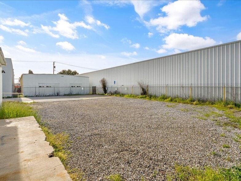 More Photos Of 2566 Bay Rd, Redwood City Service For Sale